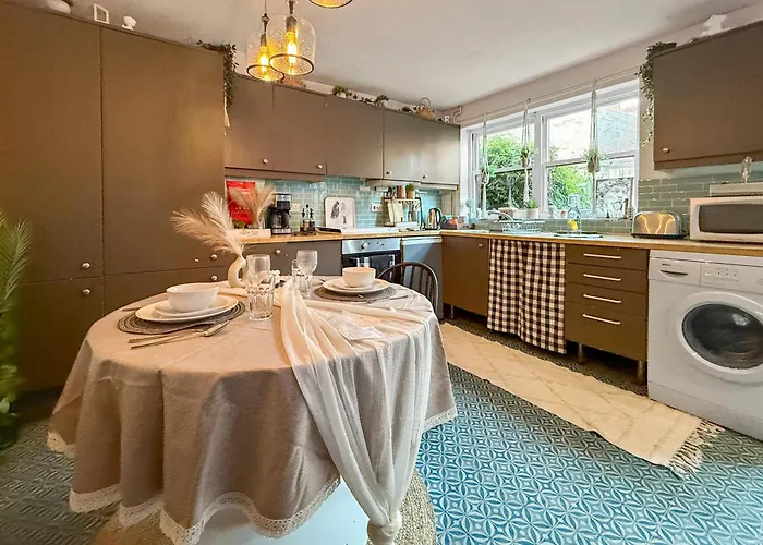 2Bed Garden House W/Hot Tub, Sauna & Cinema Room