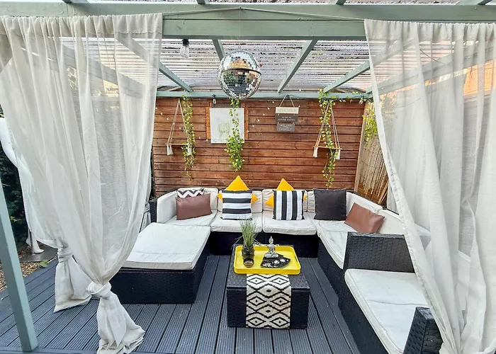 2Bed Garden House W/Hot Tub, Sauna & Cinema Room