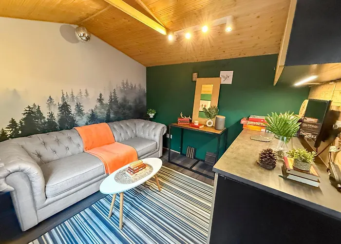 2Bed Garden House W/Hot Tub, Sauna & Cinema Room