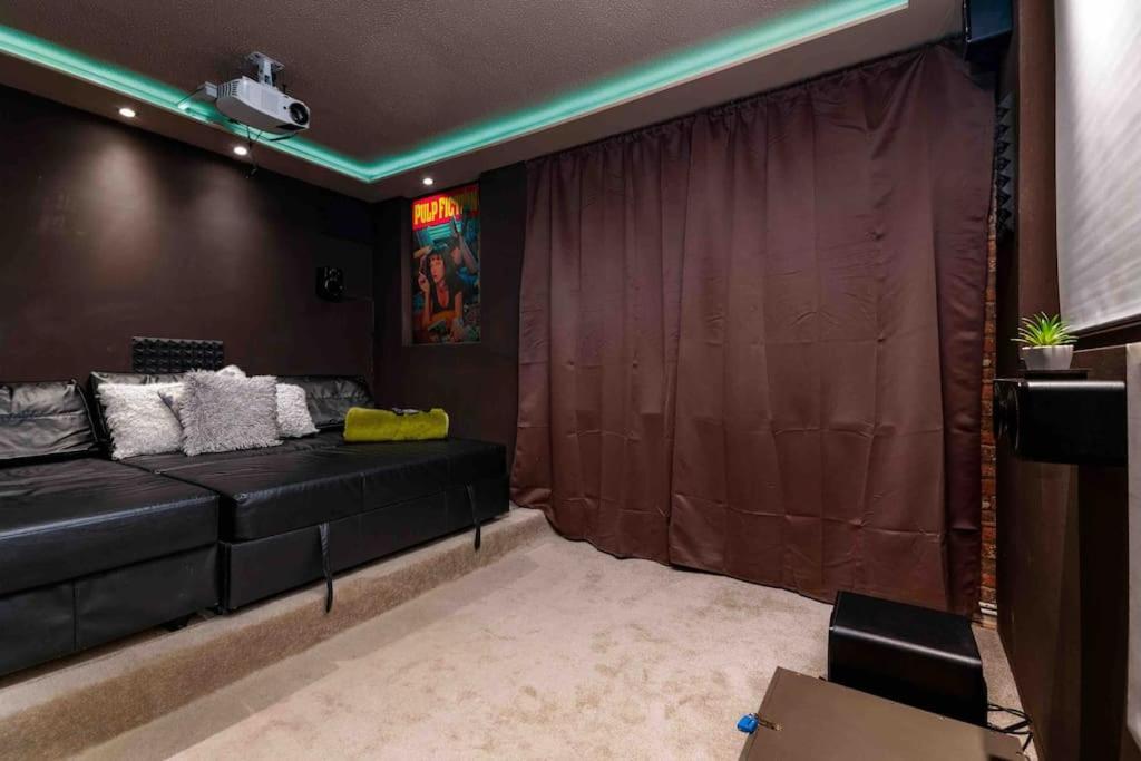 2bed Garden House W/hot Tub, Sauna & Cinema Holiday home London