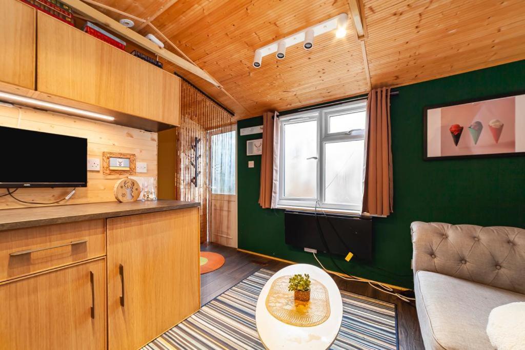 Holiday home 2bed Garden House W/hot Tub, Sauna & Cinema London
