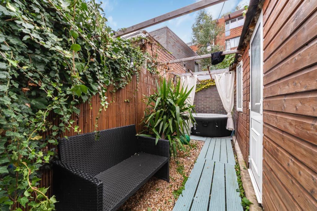 2bed Garden House W/hot Tub, Sauna & Cinema Holiday home London