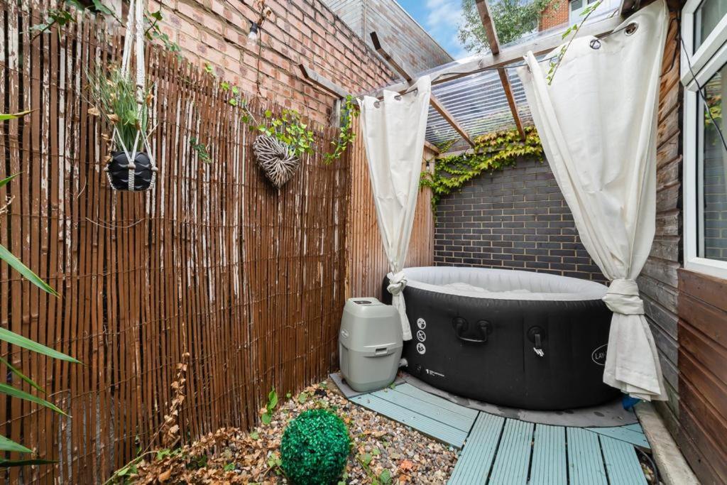Holiday home 2bed Garden House W/hot Tub, Sauna & Cinema London
