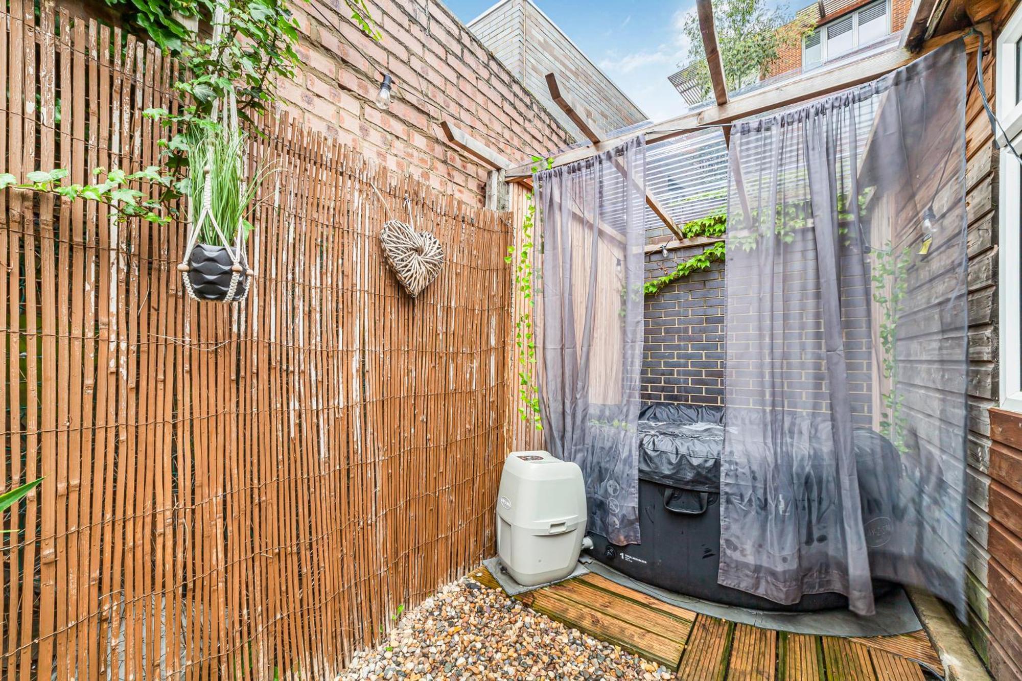 Holiday home 2bed Garden House W/hot Tub, Sauna & Cinema London