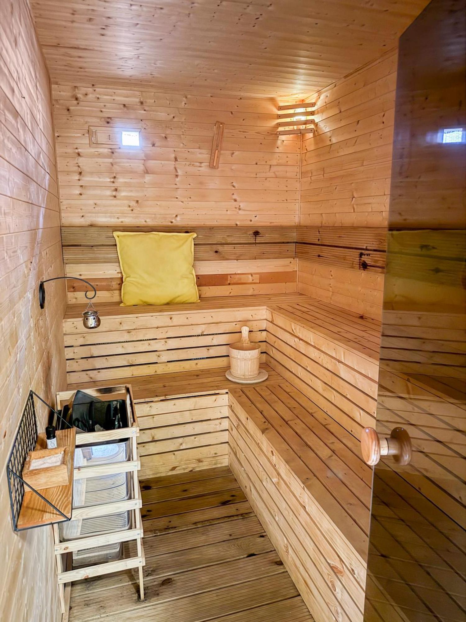 2bed Garden House W/hot Tub, Sauna & Cinema Holiday home